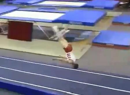 Video: Un fost gimnast polonez sfidează legea gravitaţiei cu săriturile sale!