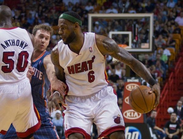 NBA: LeBron James l-a depăşit pe Kobe Bryant la vânzările de tricouri
