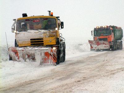 Trei drumuri naţionale, blocate de zăpadă