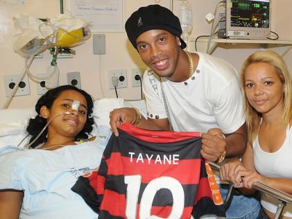 Ronaldinho a vizitat copiii răniţi în atacul de la Rio