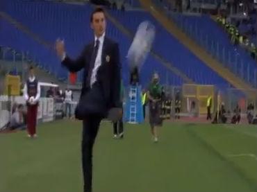 Antrenorul Romei jonglează pe marginea terenului