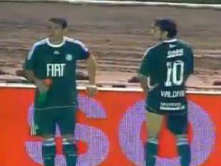 Video: Un fotbalist brazilian a făcut pipi pe teren!