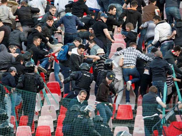 Jucătorii dinamovişti riscă dosar penal pentru că au introdus torţe în stadion
