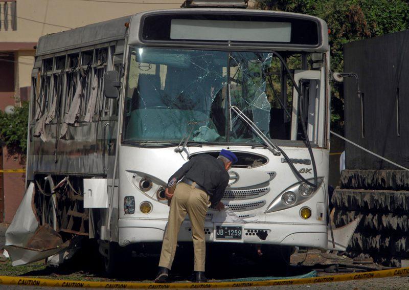 Pakistan: Cel puţin 13 morţi, în urma unui atac armat asupra unui autobuz