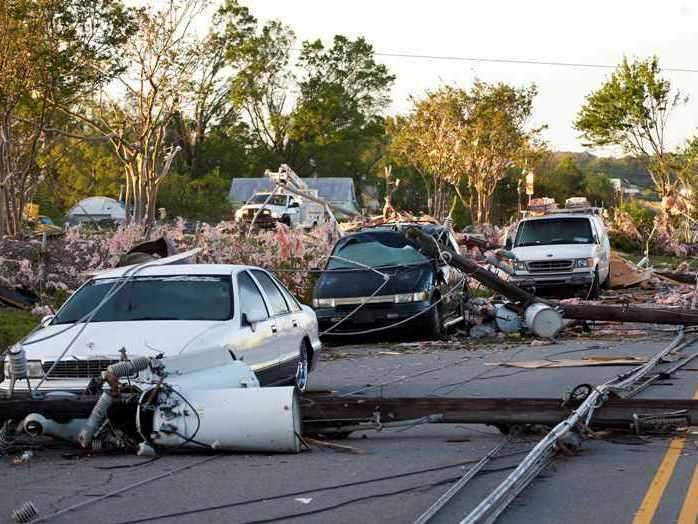 Stare de urgenţă în SUA: Zeci de tornade au măturat mai multe state americane