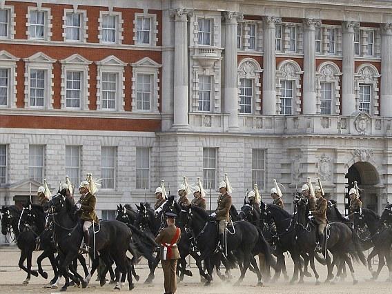 Ultimele repetiţii: Cavaleria britanică a ieşit cu fast pe străzile londoneze (Foto)