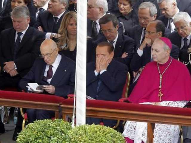 Berlusconi a adormit în timpul slujbei de beatificare a Papei