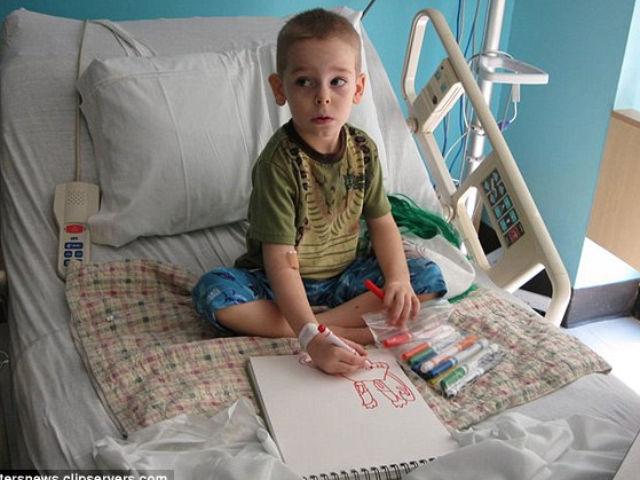 Un băieţel de cinci ani luptă împotriva cancerului vânzând desene