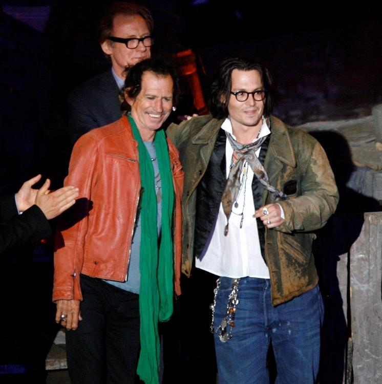 Johnny Depp stă la băute cu Keith Richards