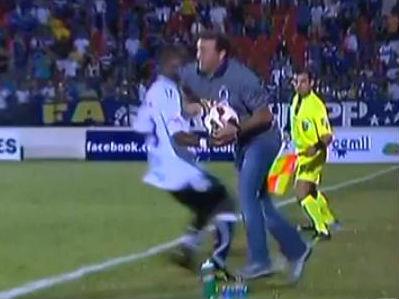 Perversa de la Cruzeiro: un antrenor loveşte un jucător advers cu cotul!