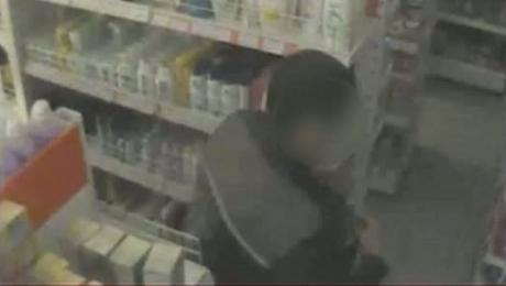 Poliţişti, la furat într-un magazin din Capitală - video