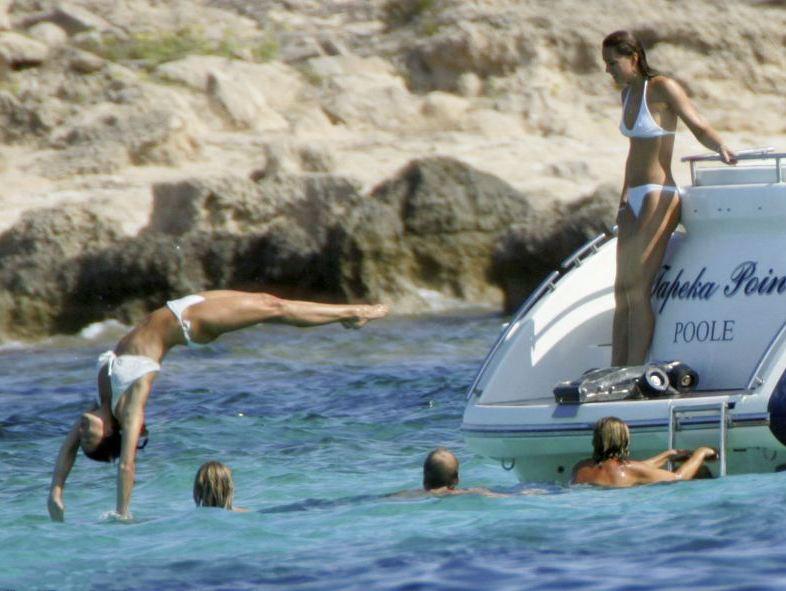 Kate, Pippa şi William, fără griji pe yacht, în fotografii nepublicate până acum