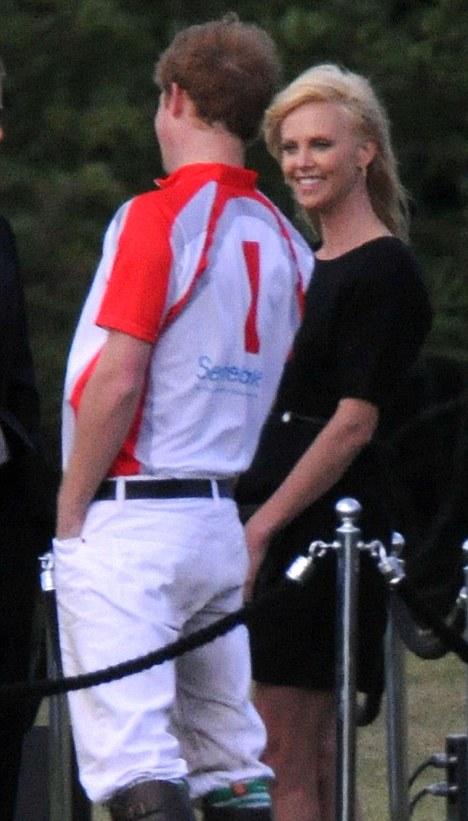 Charlize Theron şi Prinţul Harry, flirt pe terenul de polo?