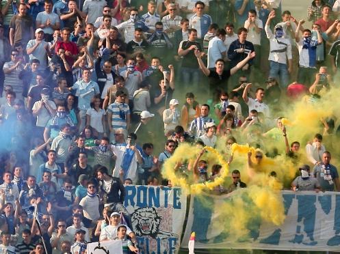Fanii Craiovei au făcut scandal în oraş şi au atacat sediul clubului