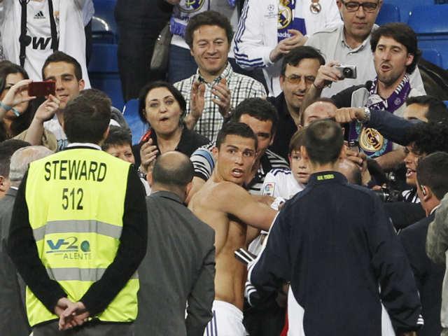 Cristiano Ronaldo i-a dat un tricou unui fan pe care îl lovise cu mingea
