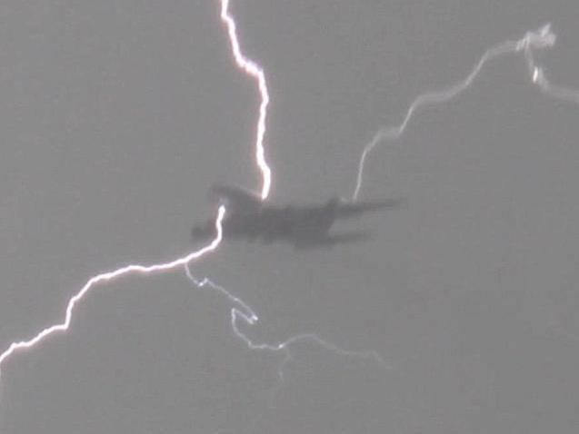 Electrizant: Un avion a fost lovit de fulger în apropierea Londrei!