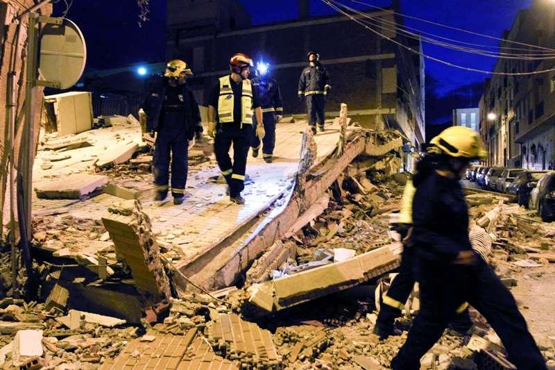Nouă morţi, sute de răniţi şi mai multe clădiri prăbuşite în urma cutremurelor din Spania