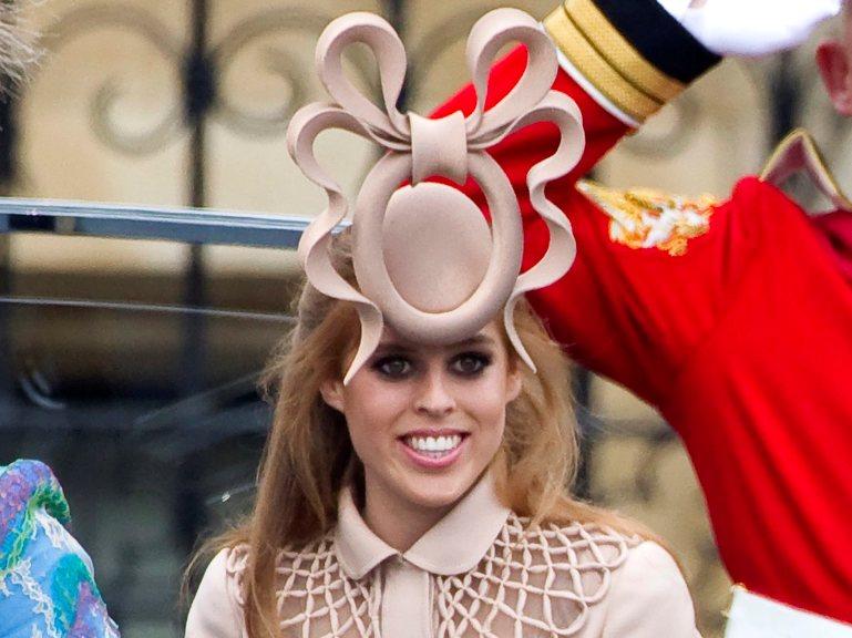 Prinţesa Beatrice îşi vinde celebra pălărie-meduză pe Ebay