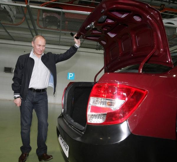 Putin a testat noua Lada Granta: Maşina a pornit la a cincea cheie!