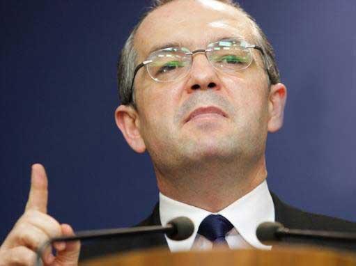 Boc: Ieşirea din recesiune nu se va simţi imediat în buzunarele românilor