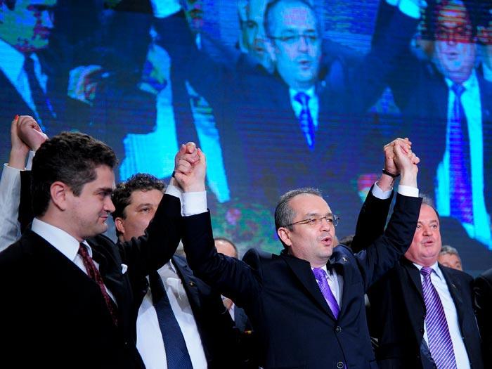 Băsescu a plâns din nou şi a câştigat Convenţia PDL.