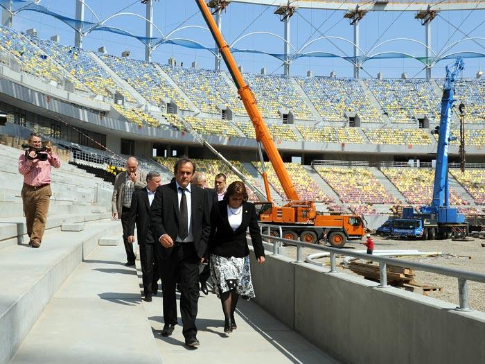 Platini: "Stadion aveţi, vă mai trebuie echipă!".