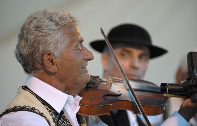 Tarafuri şi fanfare. 18