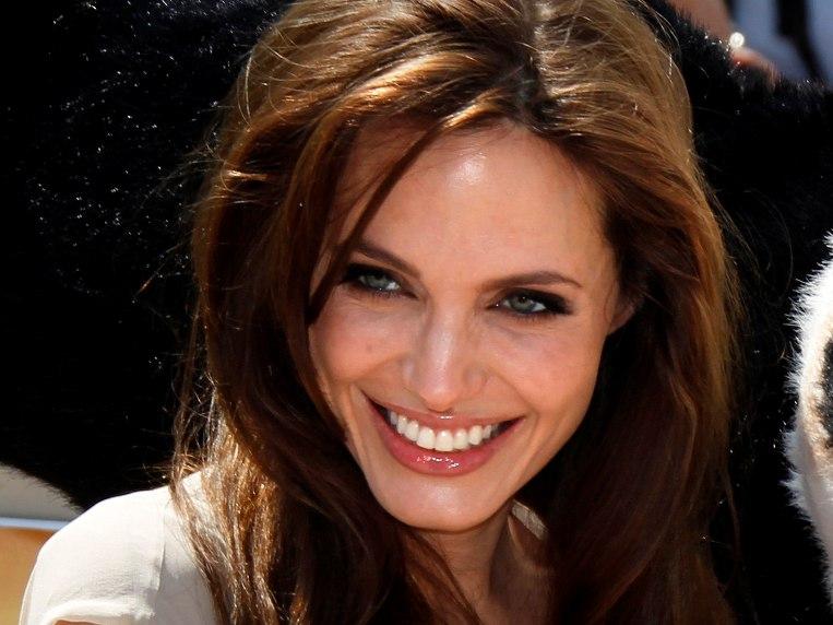 Controversatul film al Angelinei Jolie a găsit distribuitor.