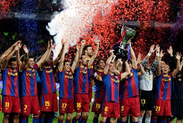 Ploaie de confetti şi ardei pe Camp Nou! Barça a primit trofeul de campioană! - video.