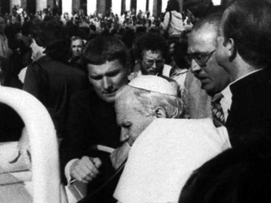 Asasinarea Papei Ioan Paul al II-la, comandată de sovietici.