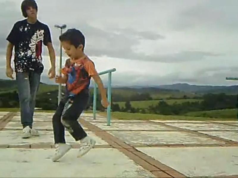 La şase ani, dansează breakdance mai ceva ca profesioniştii (Video).