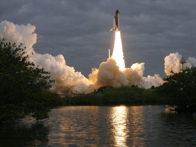 Lansarea navetei Endeavour, văzută din avion – video.