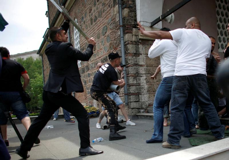 Musulmani, atacaţi de naţionaliştii bulgari în faţa unei moschei din Sofia.