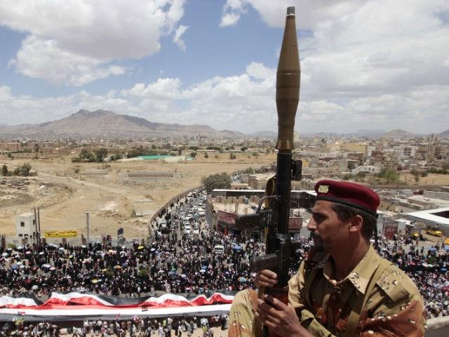 Diplomaţi occidentali evacuaţi cu elicopterul din Yemen.