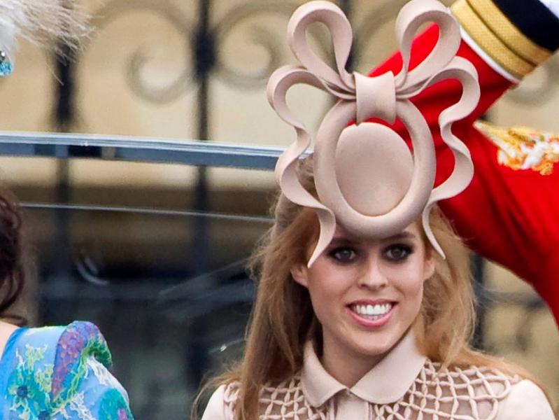 Pălăria prinţesei Beatrice s-a vândut cu 130.000 de dolari.