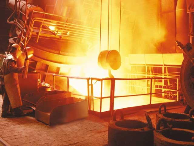 Sindicatele acuză ArcelorMittal că distruge metalurgia românească.