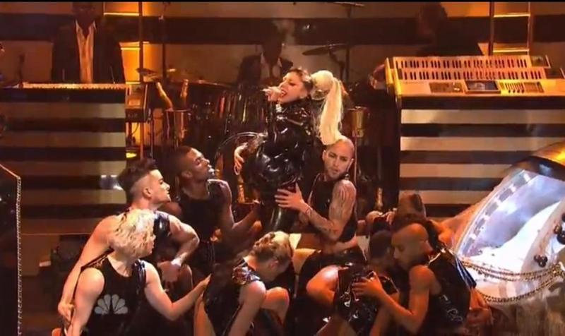Lady Gaga a „născut” pe scenă (Video).