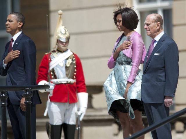 Vântul i-a jucat feste lui Michelle Obama la Buckingham Palace - video.