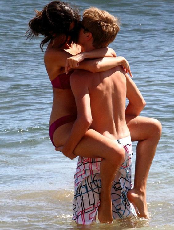Justin Bieber şi Selena Gomez se giugiulesc la malul mării.