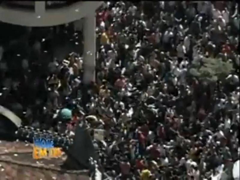 Original: O televiziune braziliană se promovează aruncând cu bani de pe acoperiş (Video).