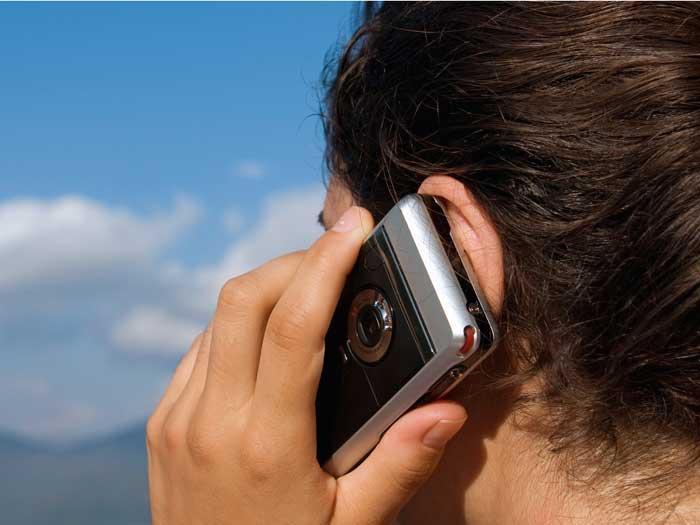 Radiaţiile telefoanelor pot cauza apariţia cancerului.