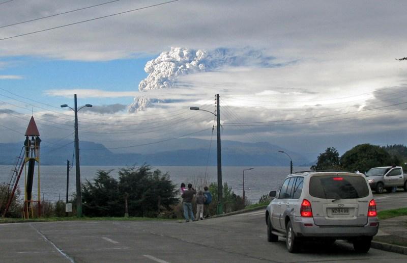 Chile: Mii de persoane evacuate, în urma erupţiei vulcanului Puyehue.