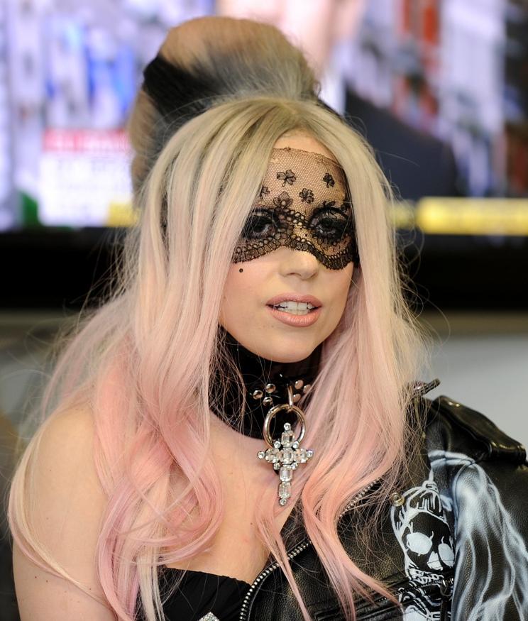 Lady Gaga, parodiată pe internet cu acordul său (Video).