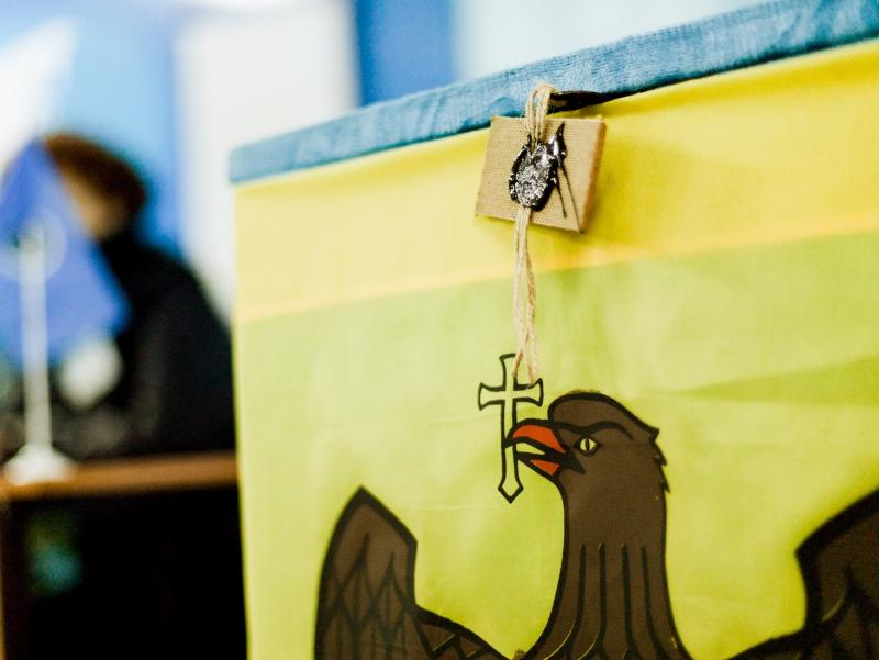 Moldovenii de peste Prut îşi aleg astăzi primarii şi consilierii locali.