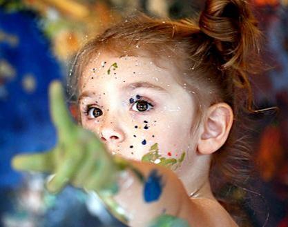 La doar patru ani, o fetiţă are propria expoziţie de pictură la New York.