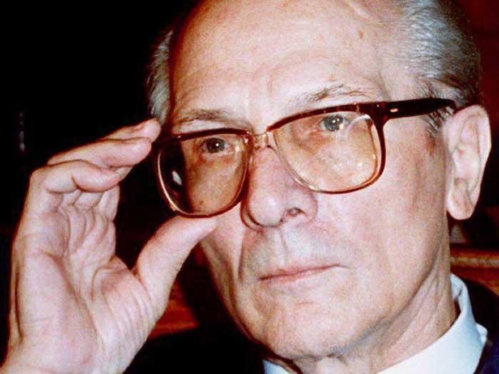 Honecker, forţat de STASI să demisioneze înainte de căderea Zidului Berlinului.