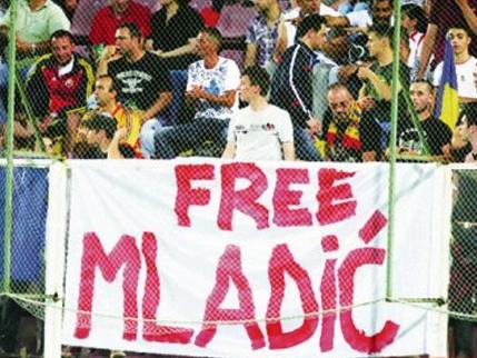 Anchetaţi de UEFA: FRF riscă sancţiuni drastice din cauza unui banner pro-Mladic.
