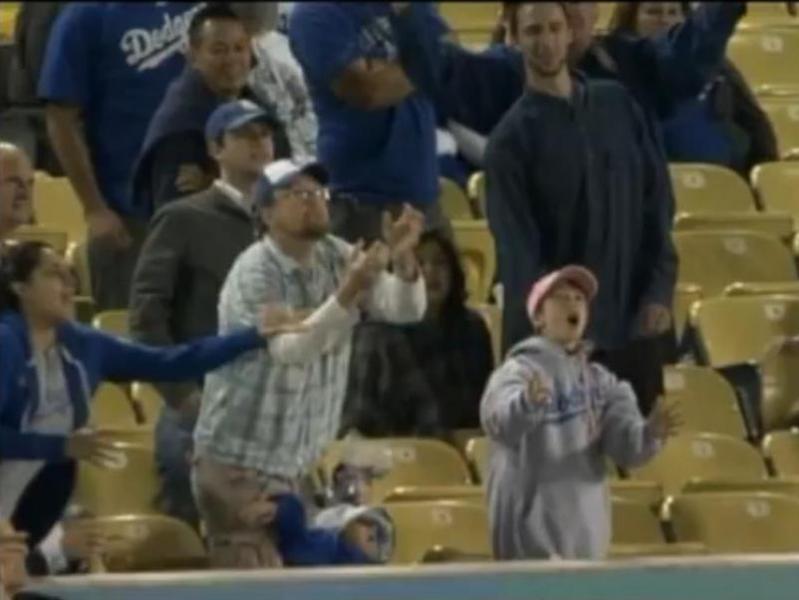 Aşa nu! Un tată îşi aruncă progenitura din braţe pentru a prinde o minge de baseball (Video).