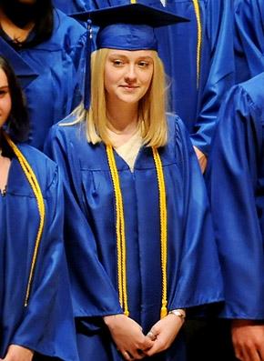 Dakota Fanning, actriţa-copil a terminat liceul şi are planuri pentru facultate.