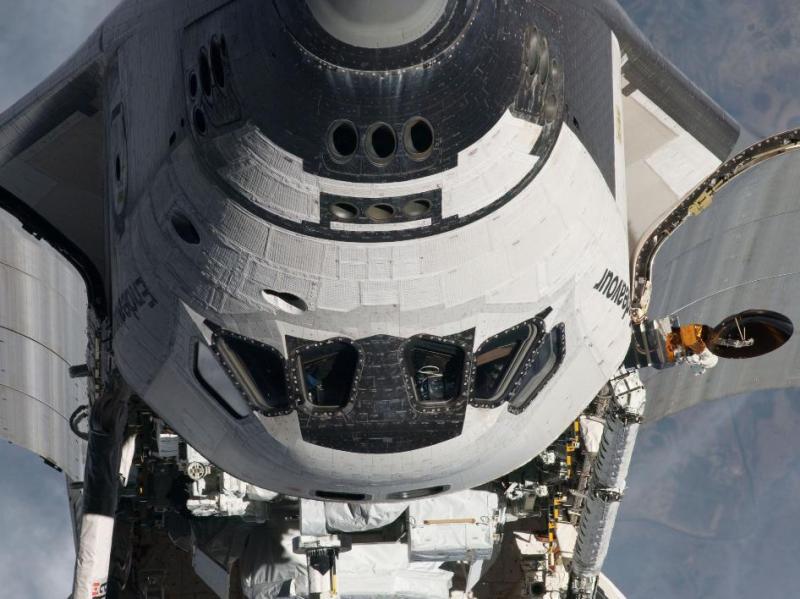 NASA a publicat, în premieră, imagini cu o navetă americană andocată la ISS.